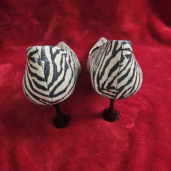 Vincent Camuto Kamerna3 Pumps, Size 9.5M. Black & White Tigre Lizard colors. - Picture 7 of 7